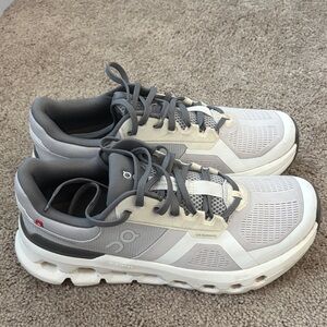 On- W Cloudrunner 2- Frost/ White size 9